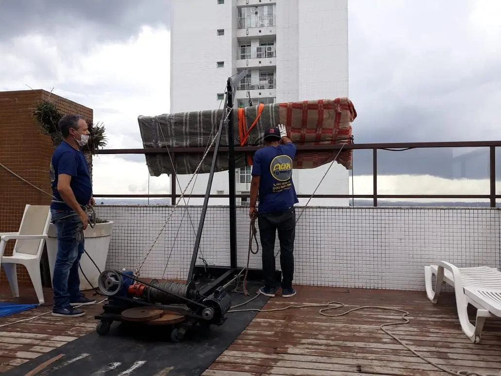 Equipe Ágape realizando içamento de móvel em edifício